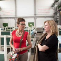 Isabell Zacharias und Ruth Waldmann bei einem Besuch in der Bayernkaserne Ende Juli