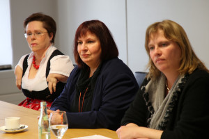 Die Sozialpolitikerin Ruth Waldmann (rechts) bei der SPD-Pressekonferenz mit Hedi Menge, Vorsitzende des Vereins Assistenzhundewelt und Sibylle Brandt, Vorsitzende der SPD-Arbeitsgemeinschaft "Selbst Aktiv" (von links)