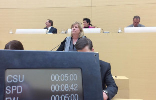 Ruth Waldmann in erster Lesung für die BayernSPD Landtagsfraktion im Plenum: "Ein Blindengeld auch für hochgradig Sehbehinderte wie in Berlin, NRW, Mecklenburg-Vorpommern und anderen Bundesländern muss es auch in Bayern geben."