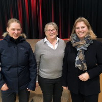 (von links) Die Stadträtin und Münchner DGB-Vorsitzende Simone Burger und die Stimmkreisvorsitzende Constanze Lindner-Schädlich gratulieren der SPD-Landtagabgeordneten Ruth Waldmann zum einstimmigen Aufstellungsergebnis.