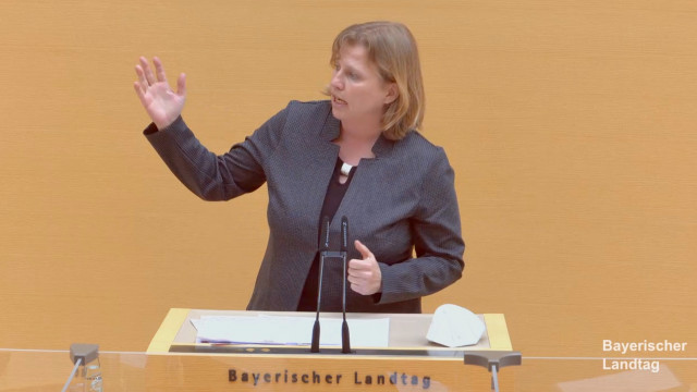 Ruth Waldmann am Rednerpult im Bayerischen Landtag